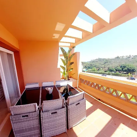 Luxurious 2 Bedroom 2 Bathroom Near Apartmán *
